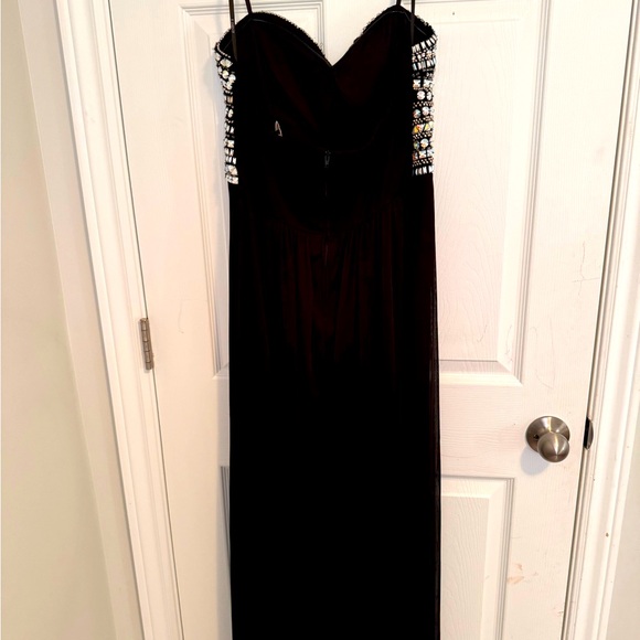 Stunning black strapless evening gown with embellished bodice. - Picture 4 of 6